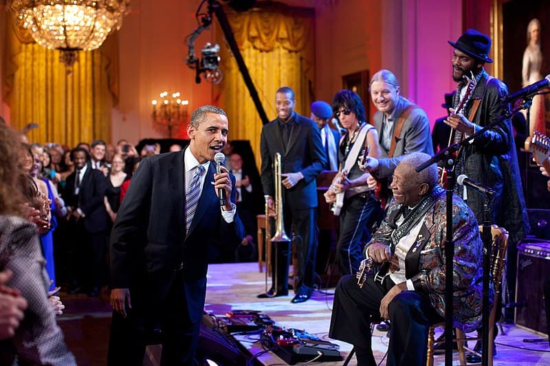 Barack-Obama-singing-sweet-home-chicago