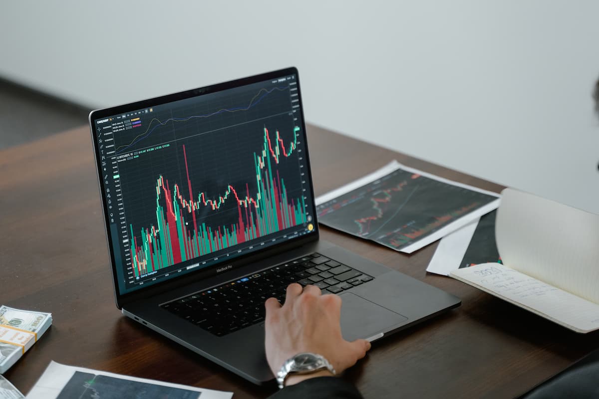 spotcovery-graph-displayed-on-laptop-screen-best-online-trading-platforms-for-black-investors