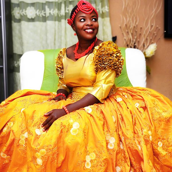 spotcovery-african-woman-wearing-nigeria-attire-smiling-African-attire