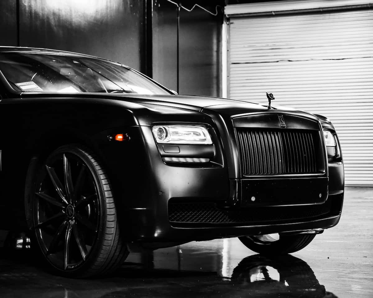spotcovery-details-of-expensive-black-car-in-garage-10-best-black-car-services-in-chicago