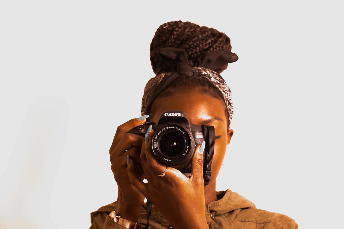 spotcovery-woman-using-canon-dslr-camera-7-online-platforms-for-black-photographers-to-offer-photography-services