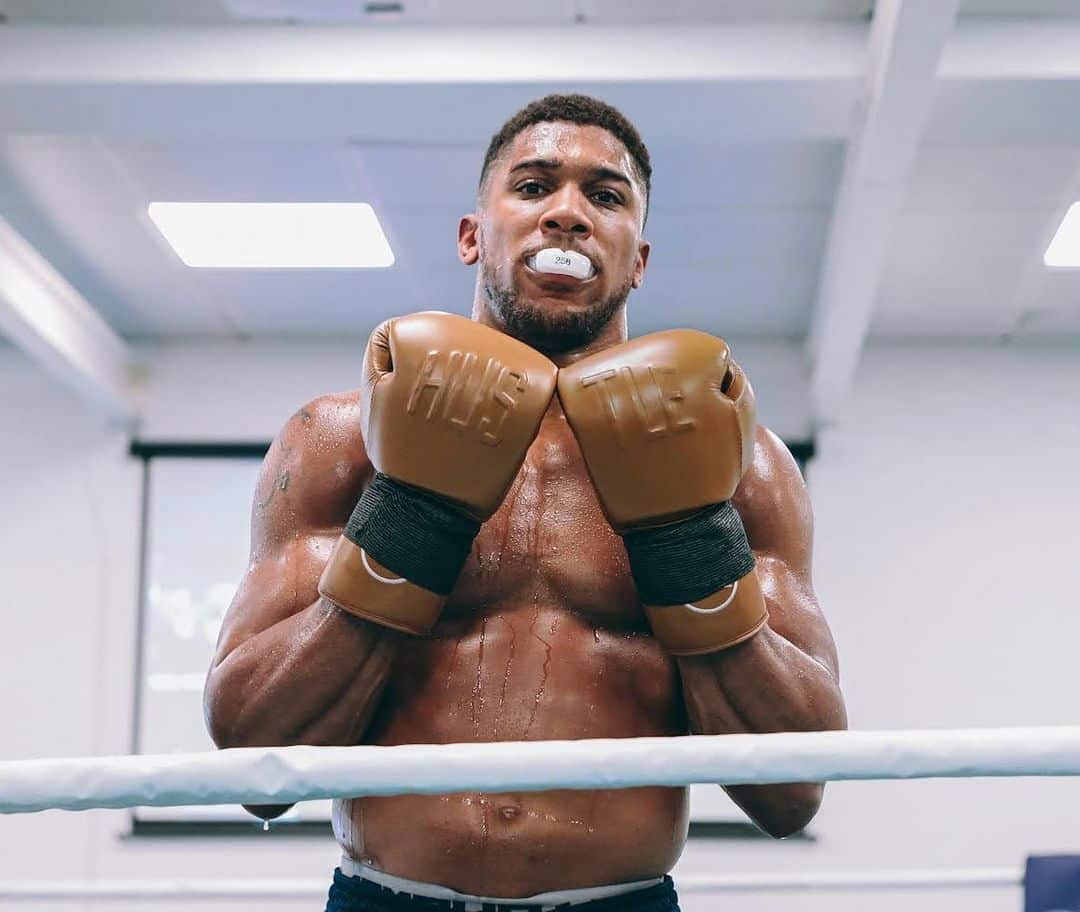 spotcovery-anthony-joshua-holding-his-fists-up-best-boxers-in-africa