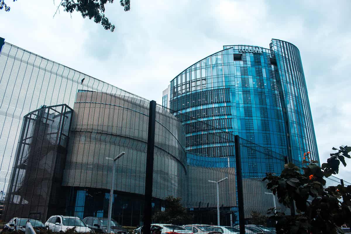spotcovery-curtain-glass-building-7-best-black-owned-banks-in-africa