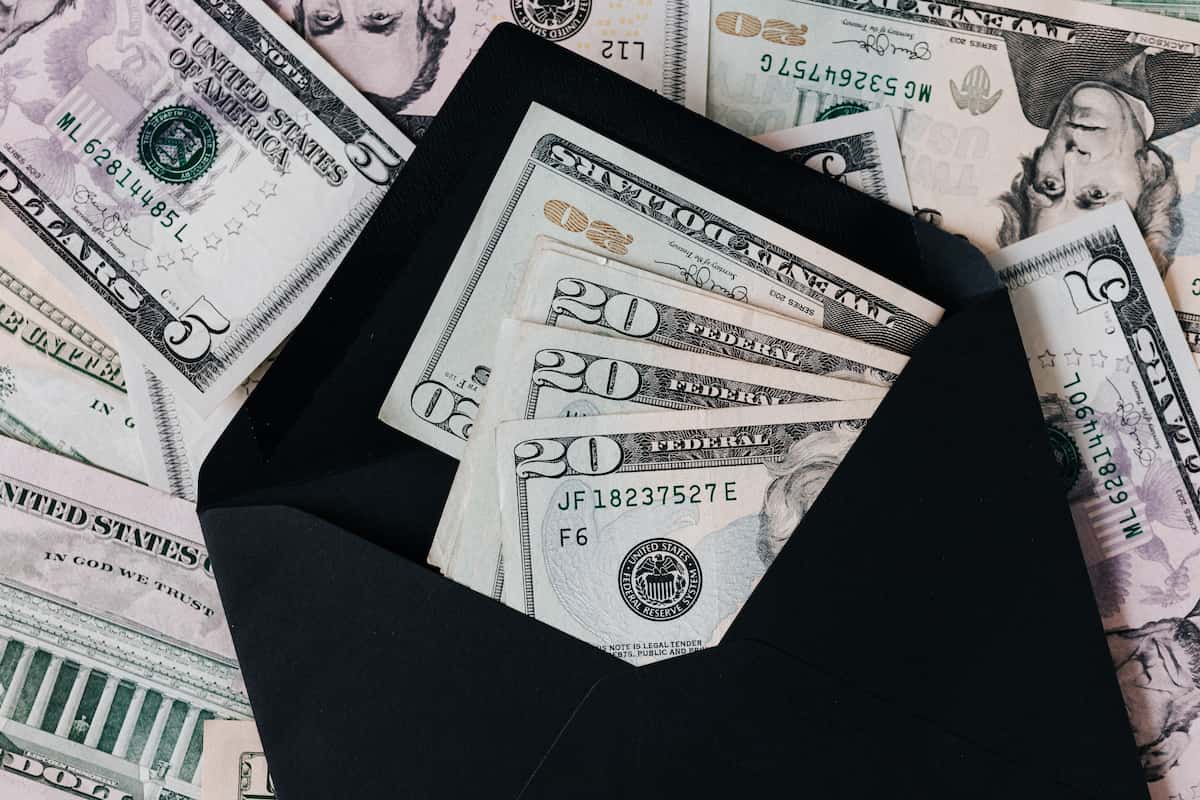 spotcovery-set-of-black-opened-envelope-and-cash-dollars-7-great-men-in-black-billionaires-club