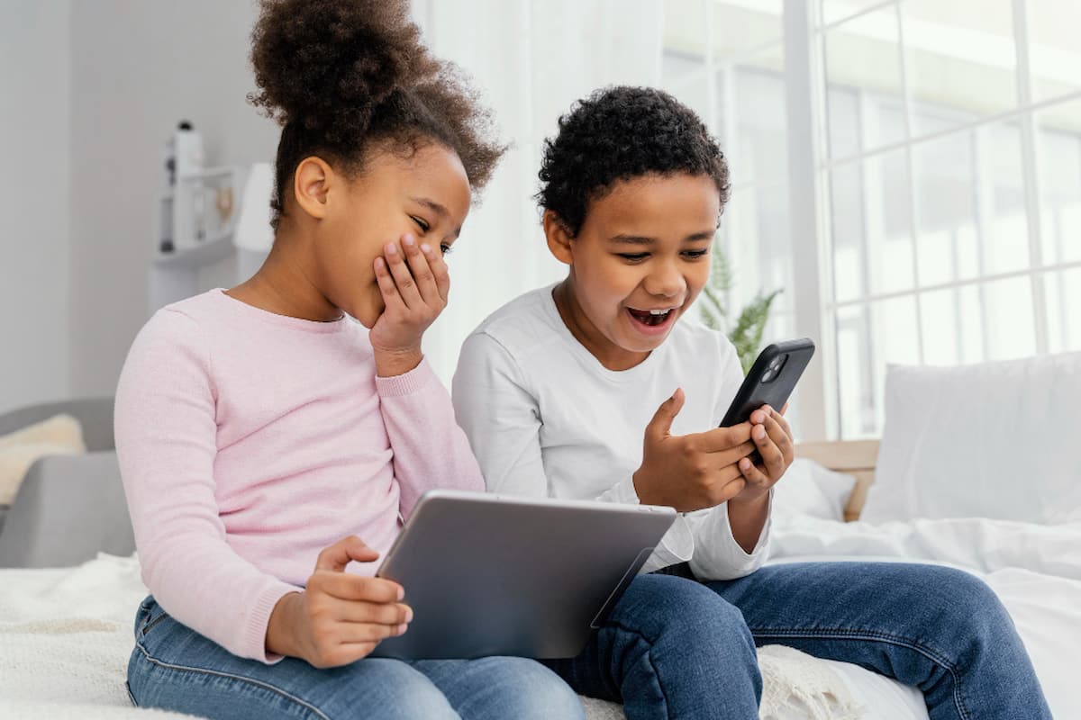 spotcovery-two-smiley-siblings-home-together-playing-tablet-smartphone-screen-time-and-child-development