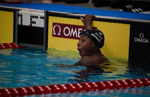 spotcovery-simone-in-a-pool-in-a-past-race-simone-manuel-first-female-black-swimmer-to-win-a-solo-olympic-gold