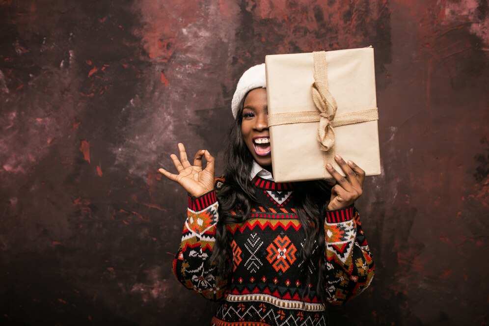 spotcovery-afro-american-woman-with-Christmas-presents-christmas-gift-ideas-for-friends