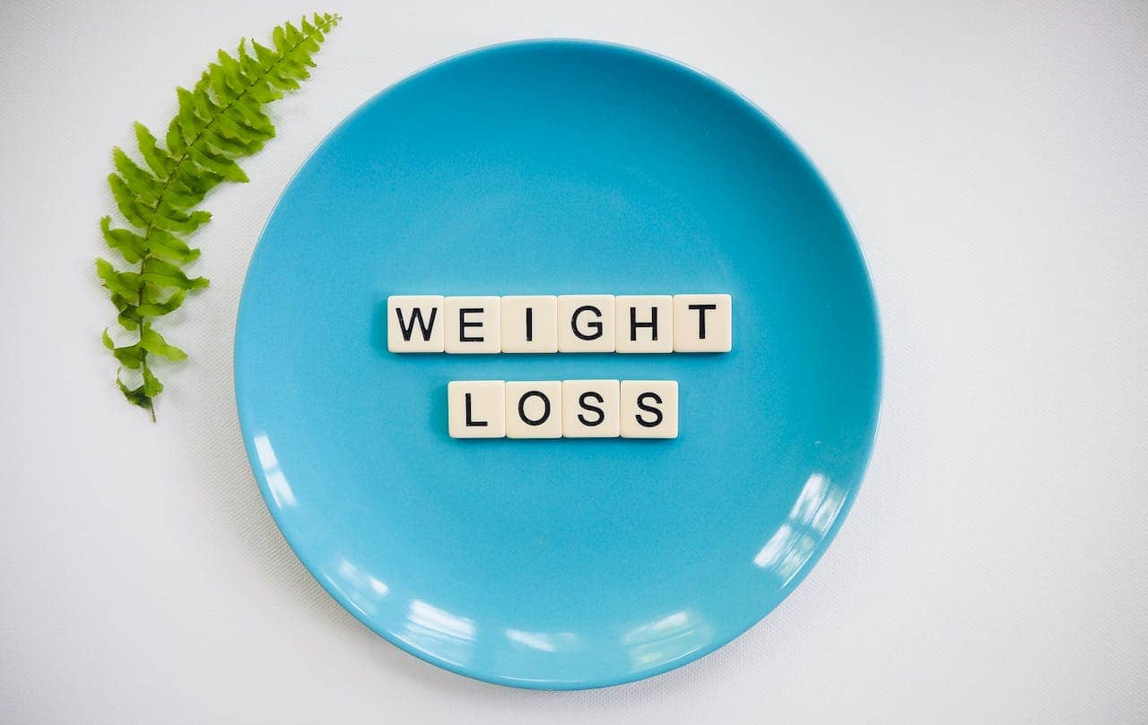 spotcovery-plate-with-dices-arranged-as-weight-loss-image-source-pexels