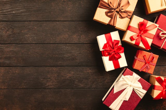 spotcovery-christmas-gifts-wrapped-in boxes-christmas-shopping-on-a-budget-and-how-african-americans-can-avoid-overspending