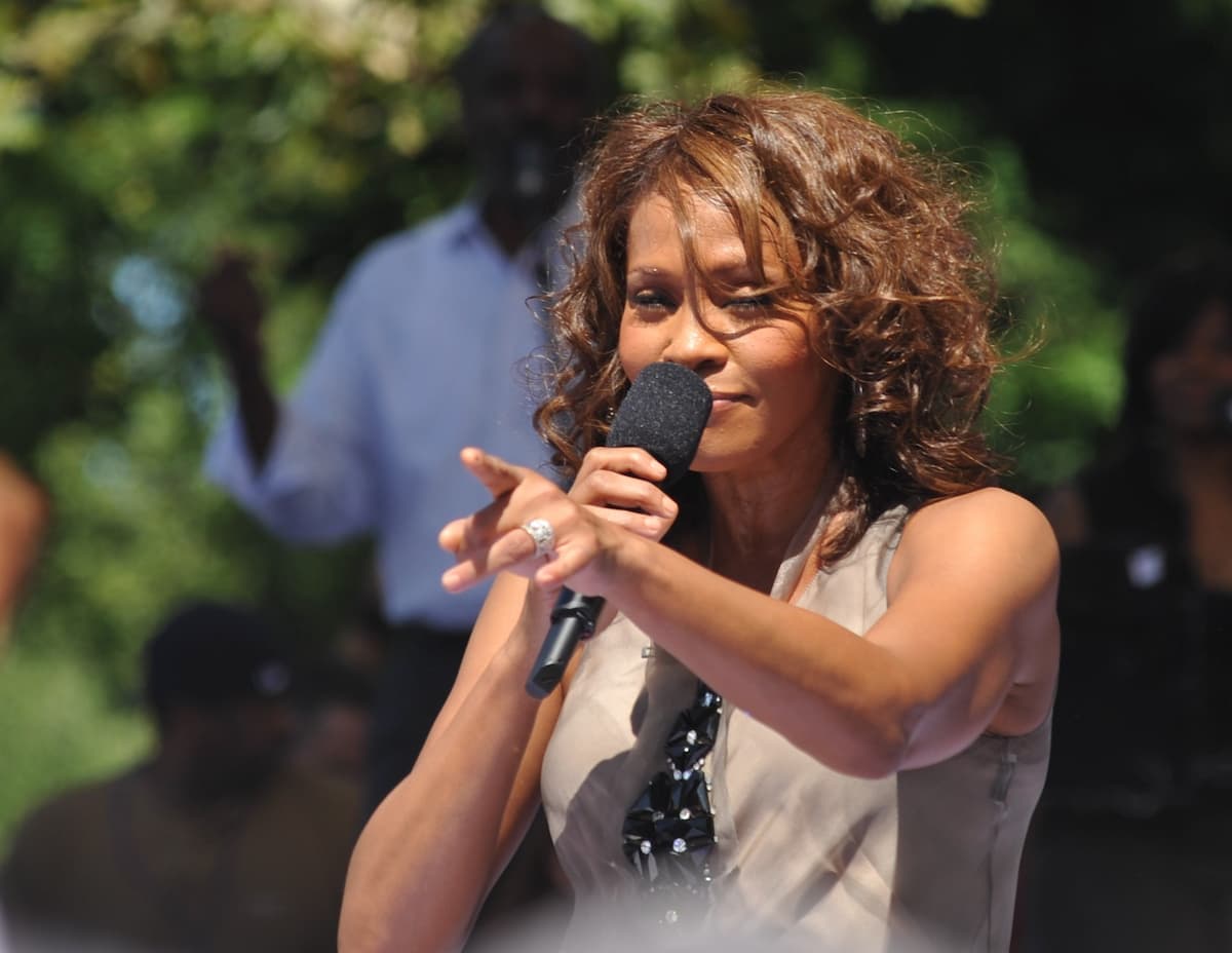 spotcovery-whitney-houston-performing-on-gma-black-female-pop-singers