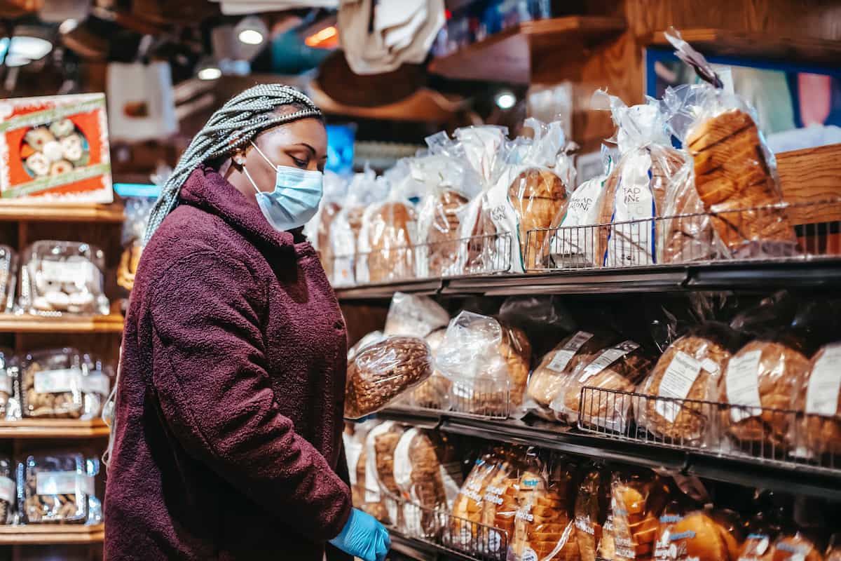 spotcovery-black-woman-buying-bread-5-best-african-stores-in-chicago-il