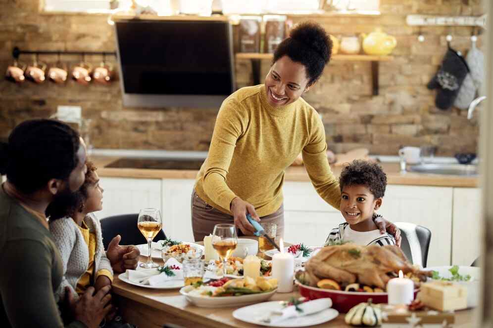 spotcovery-Black-family-at-a-Thanksgiving-dinner-thanksgiving-day-meaning-for-African-americans