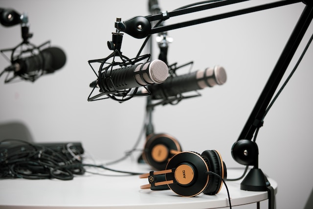 spotcovery-a-microphone-setup-for-podcasts-eight-best-black-sports-podcasts-you-must-listen-to