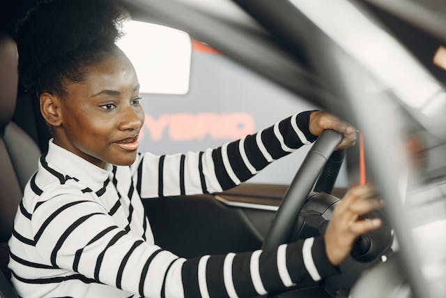 spotcovery-a-woman-in-a-drivers-seat-how-to-drive-a-manual-car-and-build-your-driving-confidence