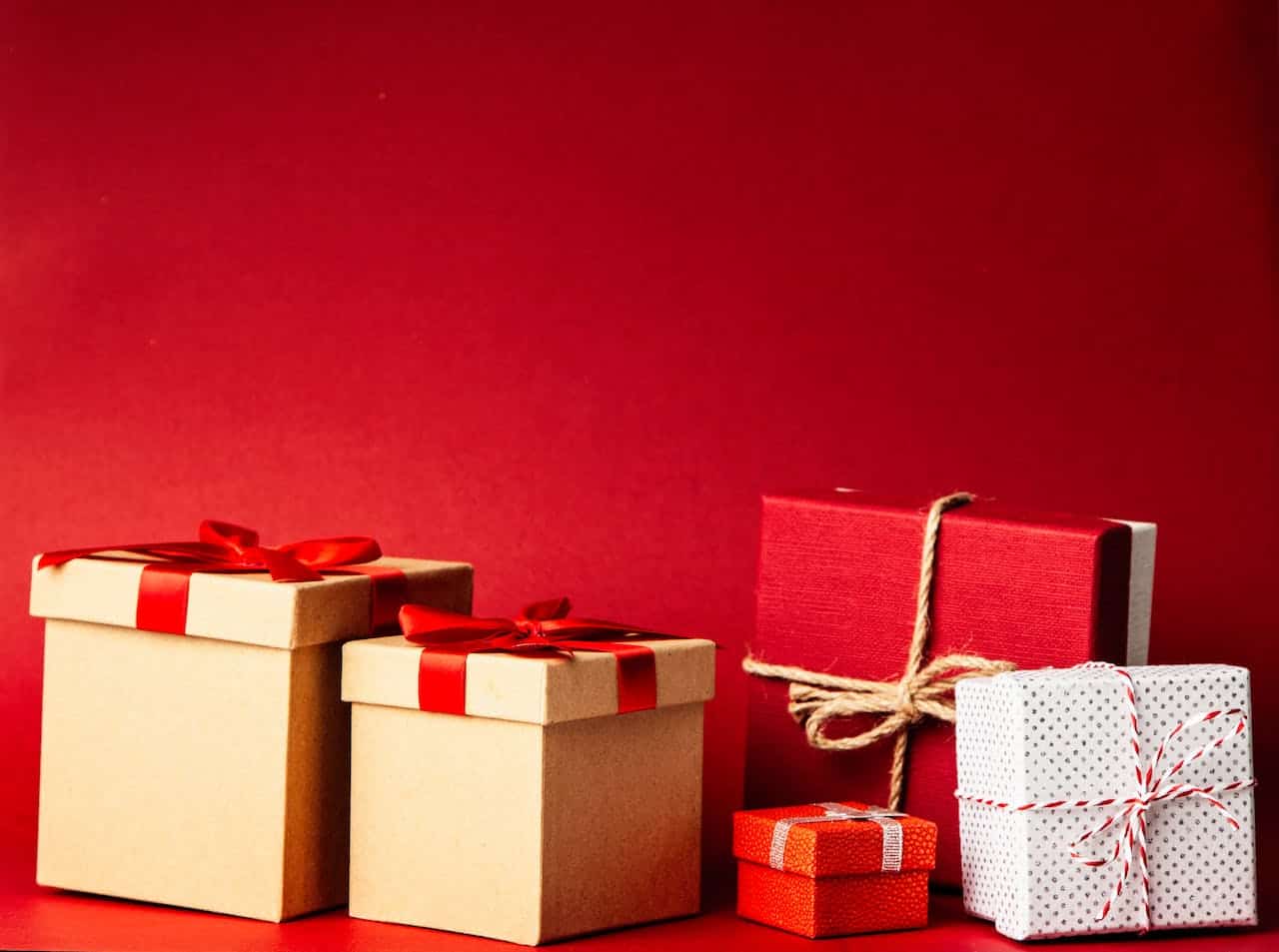 spotcovery-gift-boxes-placed-side-by-side-boxing-day-origin-how-the-public-day-after-christmas-got-its-name