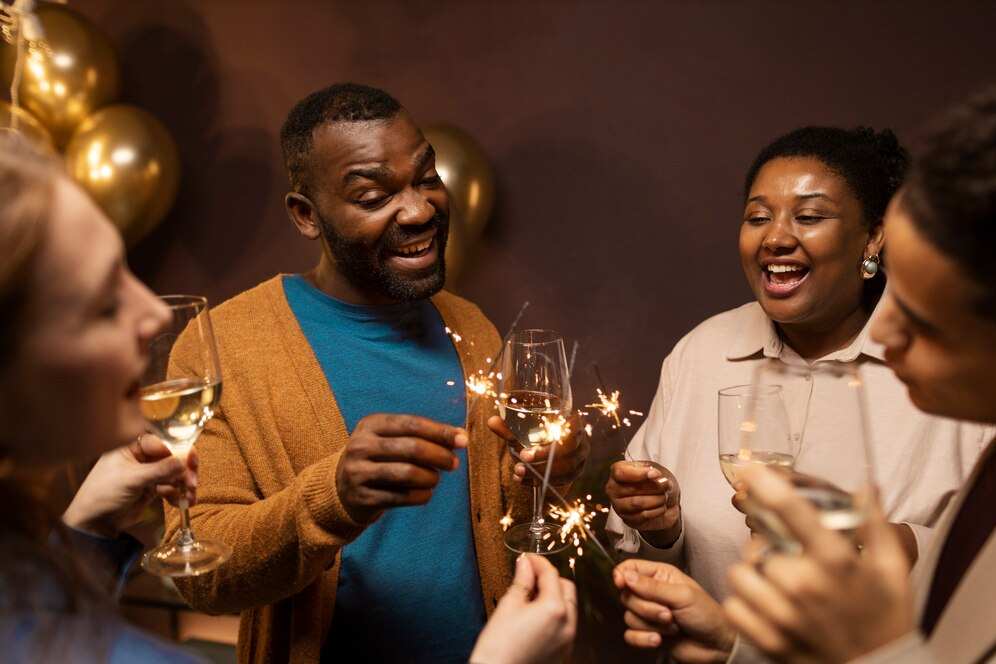 spotcovery-Friends-celebrating-New-Year-New-year-celebrations