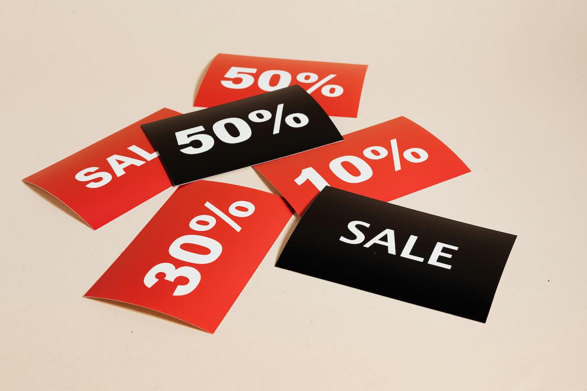 spotcovery-sale-cards-on-beige-background-here's-what-to-buy-in-january-without-going-beyond-your-budget