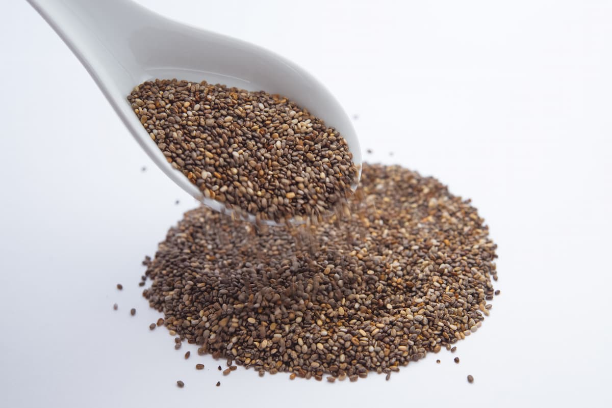 spotcovery-chia-seeds-on-white-plastic-spoon-how-to-use-chia-seeds-for-weight-loss