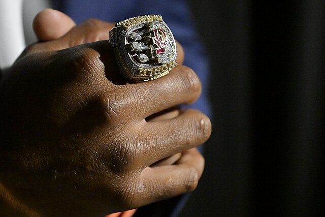 spotcovery-wearing-a-super-bowl-rings-7-incredible-nfl-players-with-most-super-bowl-rings