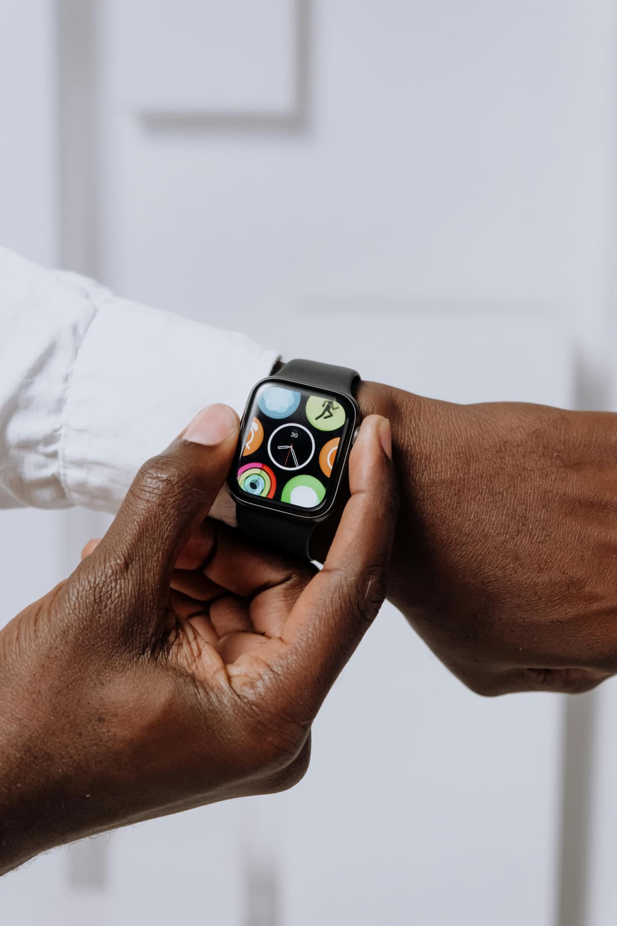spotcovery-black-person-wearing-apple-watch-10-top-apple-watch-apps-black-people-should-be-using