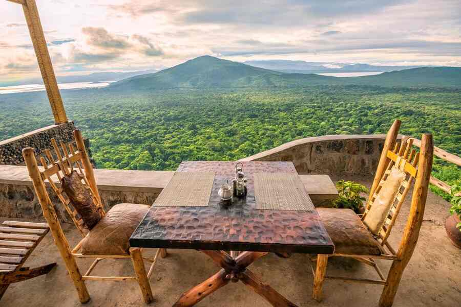 spotcovery-dining-table-atop-a-mountain-hotels-in-lalibela-ethiopia