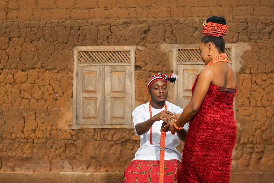 spotcovery- couple-wearing-marriage-costumes-marriage-in-Africa