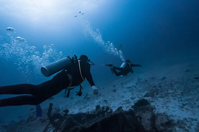 spotcovery-people-diving-on-the-seabed-stunning-caribbean-diving-spots-explore-coral-reefs-shipwrecks-and-underwater-wonders